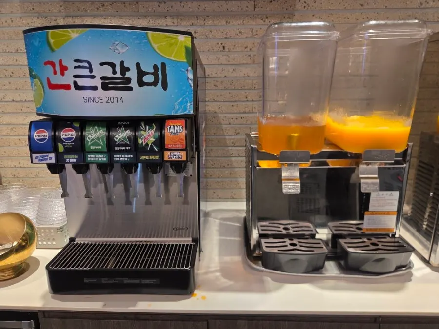 음료와 커피가 있는 후식 코너