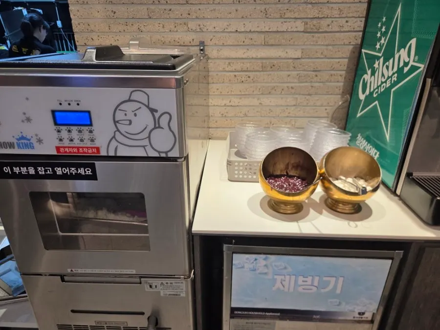 아이스크림이 놓인 후식 코너