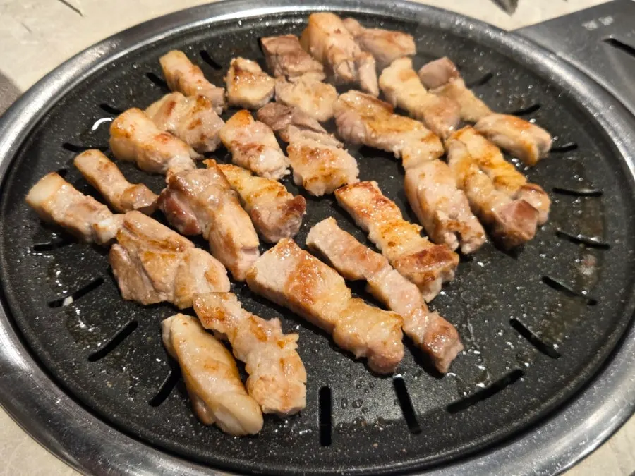 고기와 곁들임이 차려진 테이블