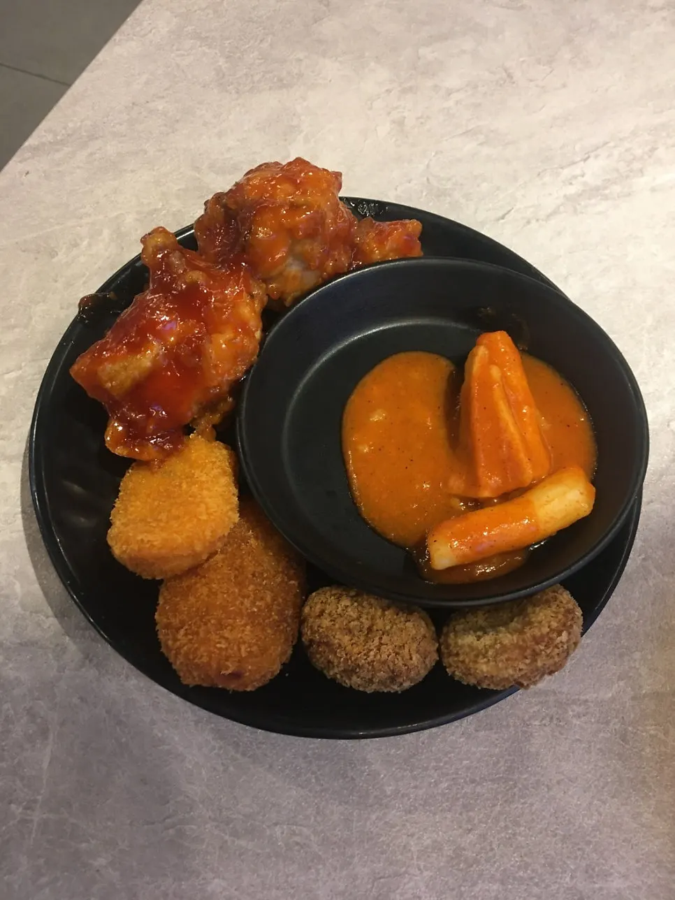 Tteokbokki and side dishes brought from the self-bar