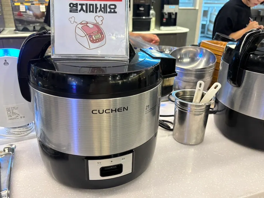 음료수와 후식이 놓인 셀프바
