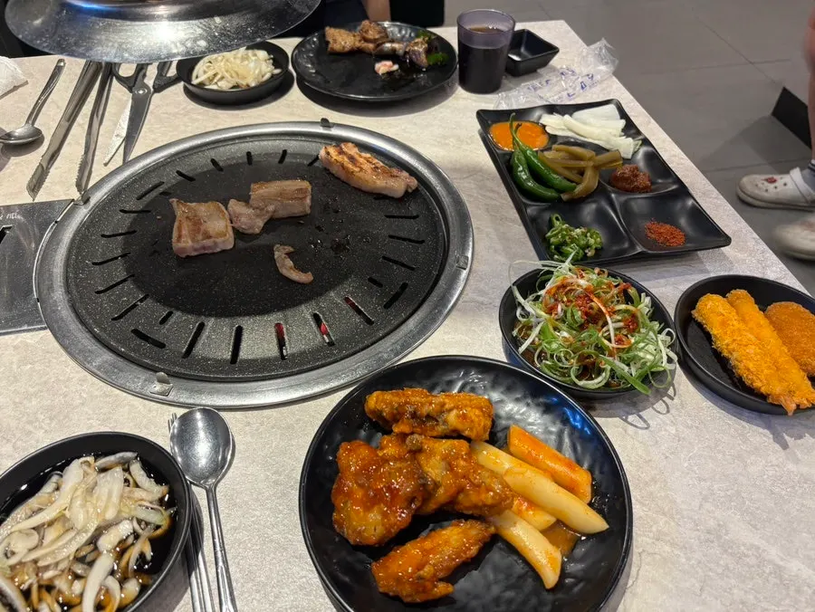 소스와 밑반찬이 놓인 테이블 세팅