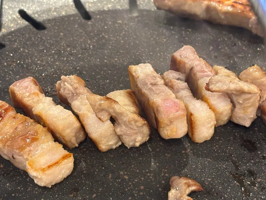 노릇하게 익어가는 삼겹살