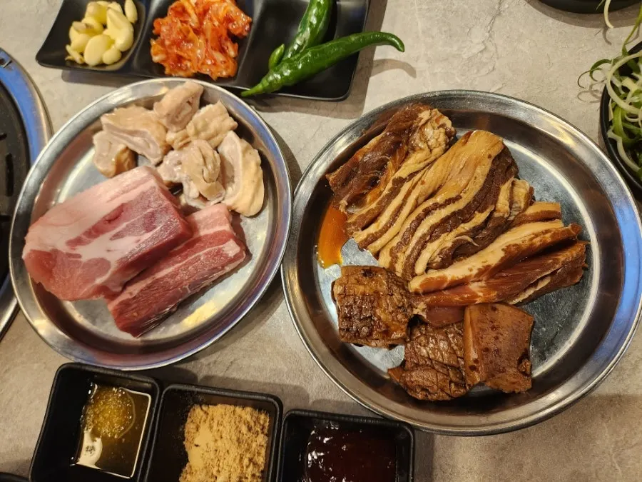 Table with wrap vegetables and sauces