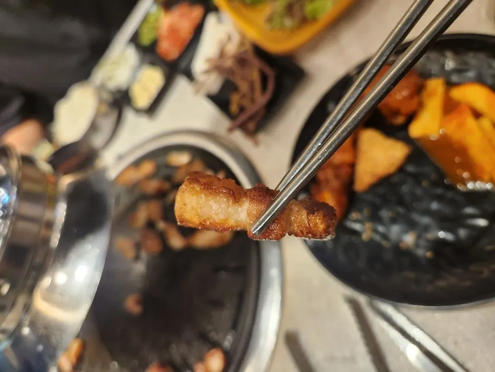 Golden-brown grilled pork belly and makchang