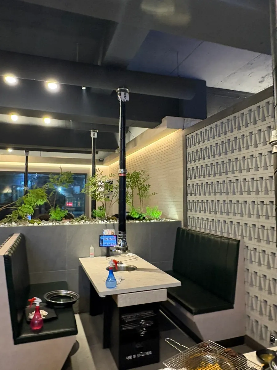 Wide hall seating at Gankeun Galbi Seongseo Branch