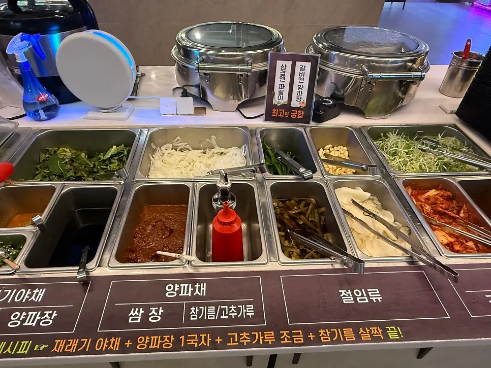 All-you-can-eat self-bar with lettuce and side dishes