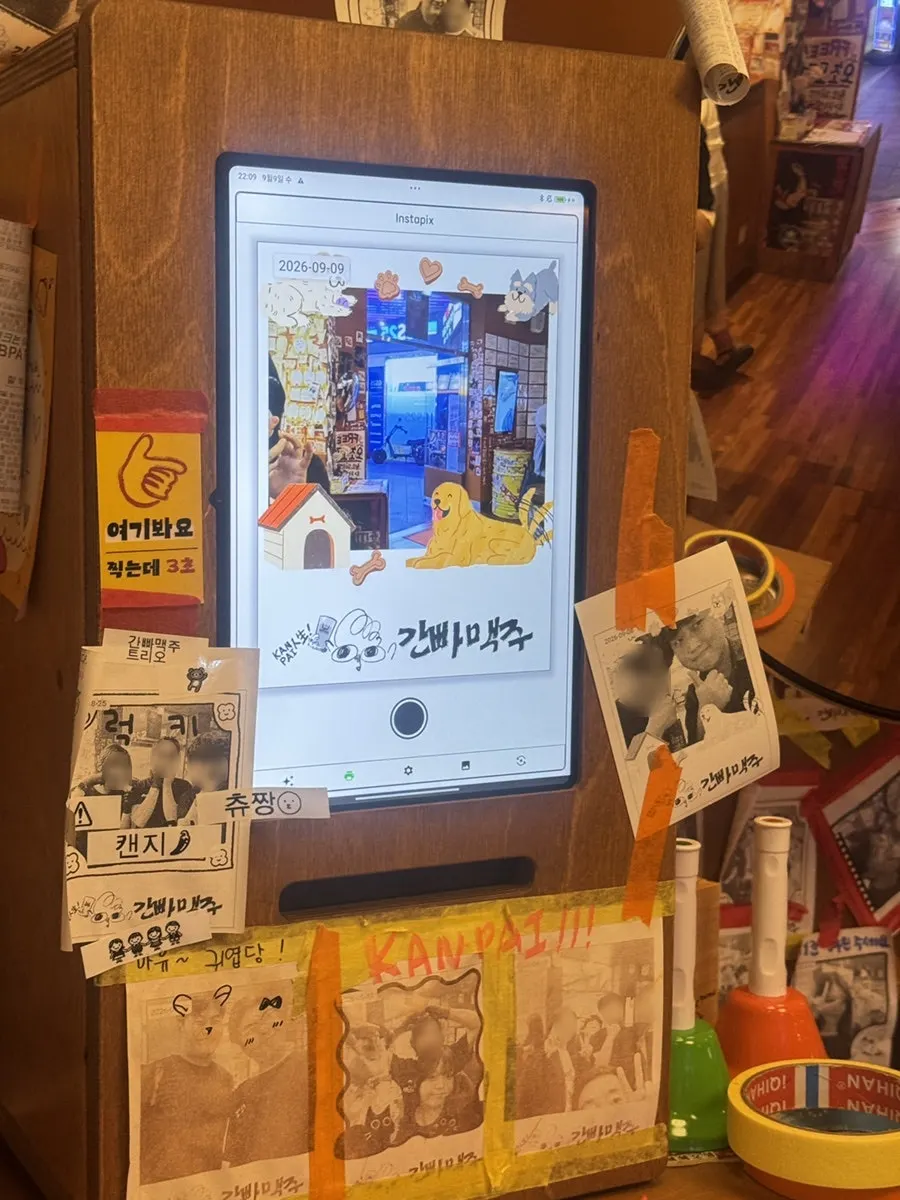 메모와 포스터로 가득한 매장 벽면