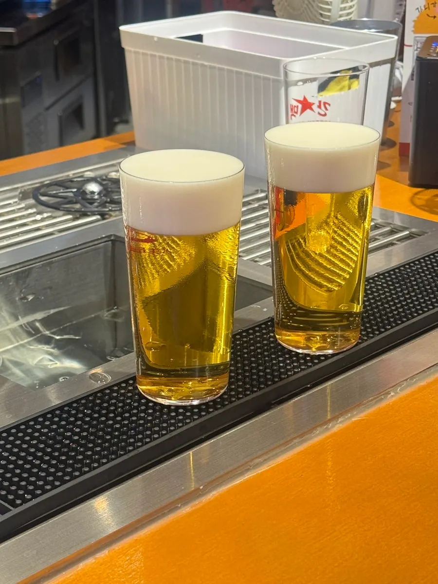 생맥주를 잔에 따르는 퍼포먼스 장면
