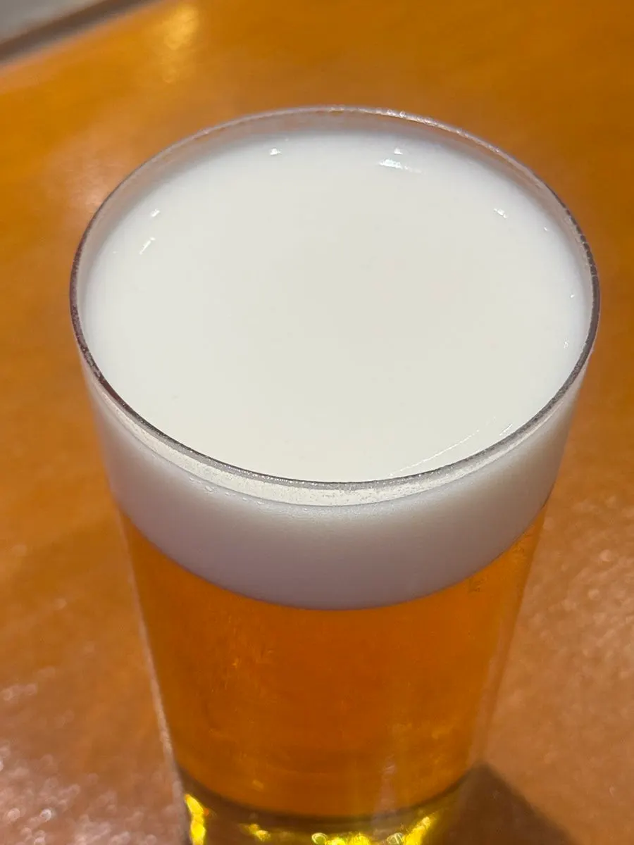 거품이 두툼하게 올라간 삿포로 생맥주