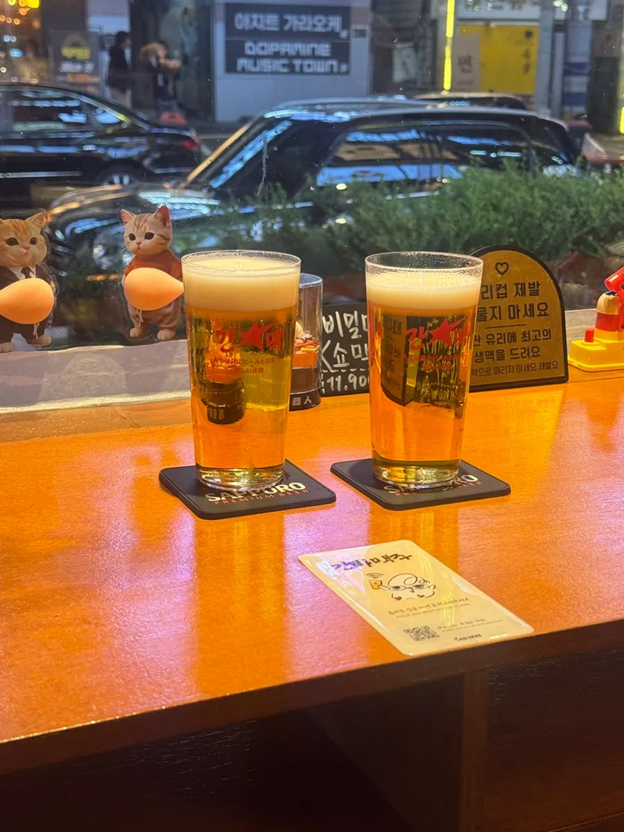 초박형 잔에 담긴 갓 따른 생맥주