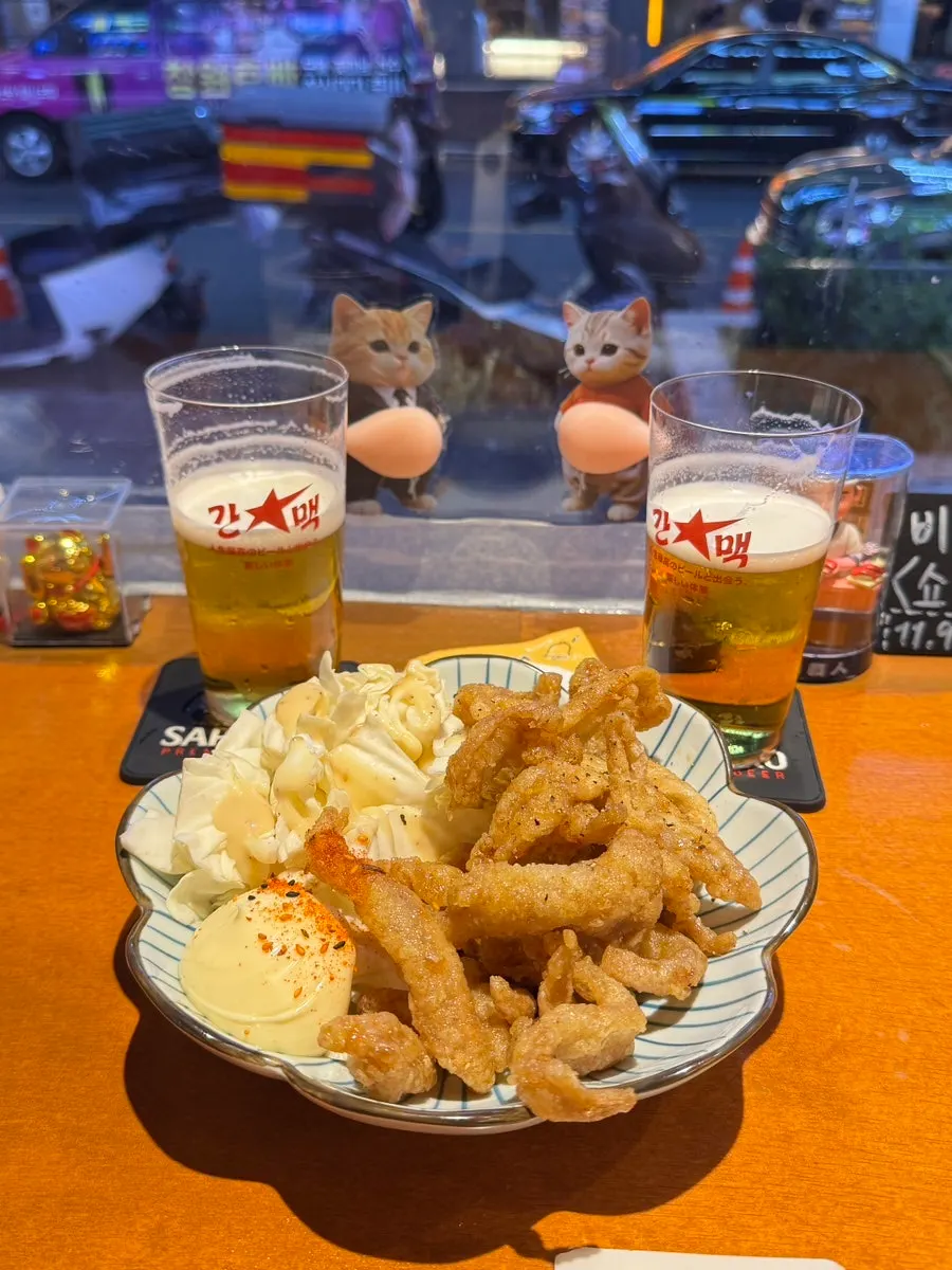 창가 스탠딩 자리에 놓인 생맥주 두 잔