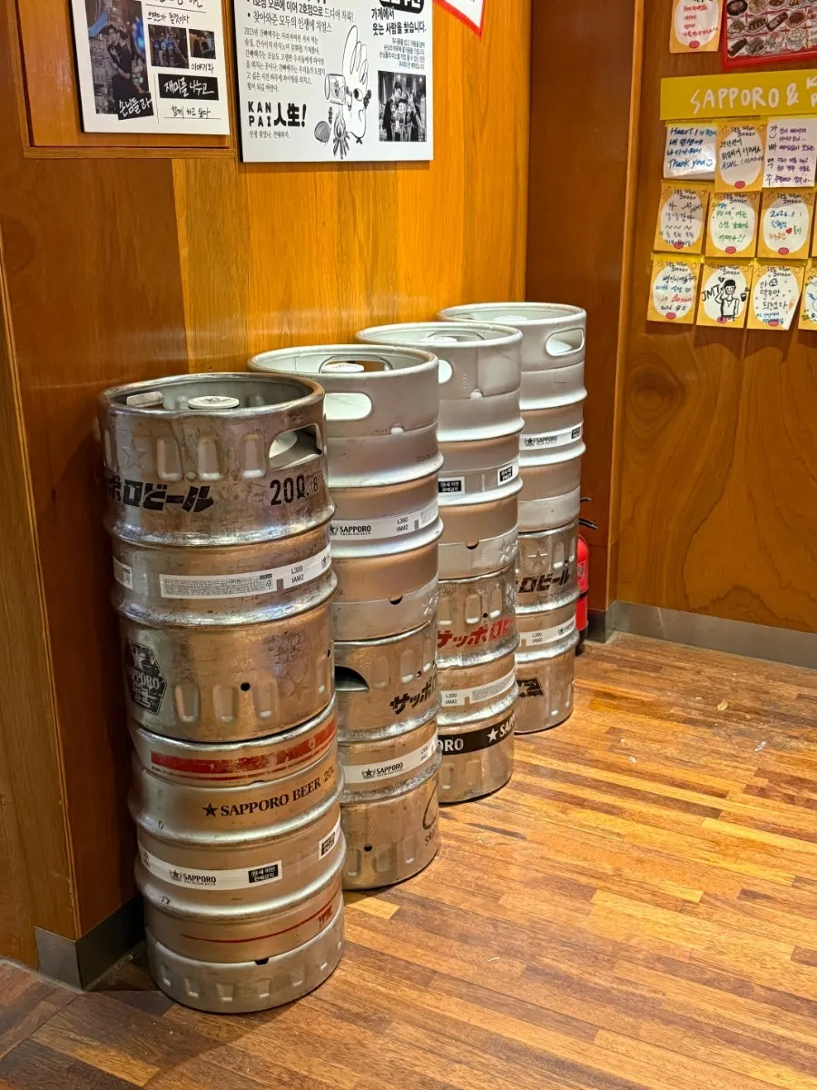 Wall decor giving a Japanese-style bar atmosphere