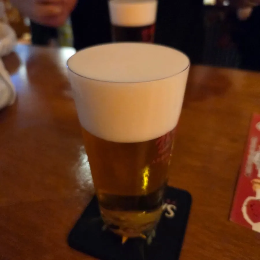얇은 잔에 담긴 삿포로 생맥주