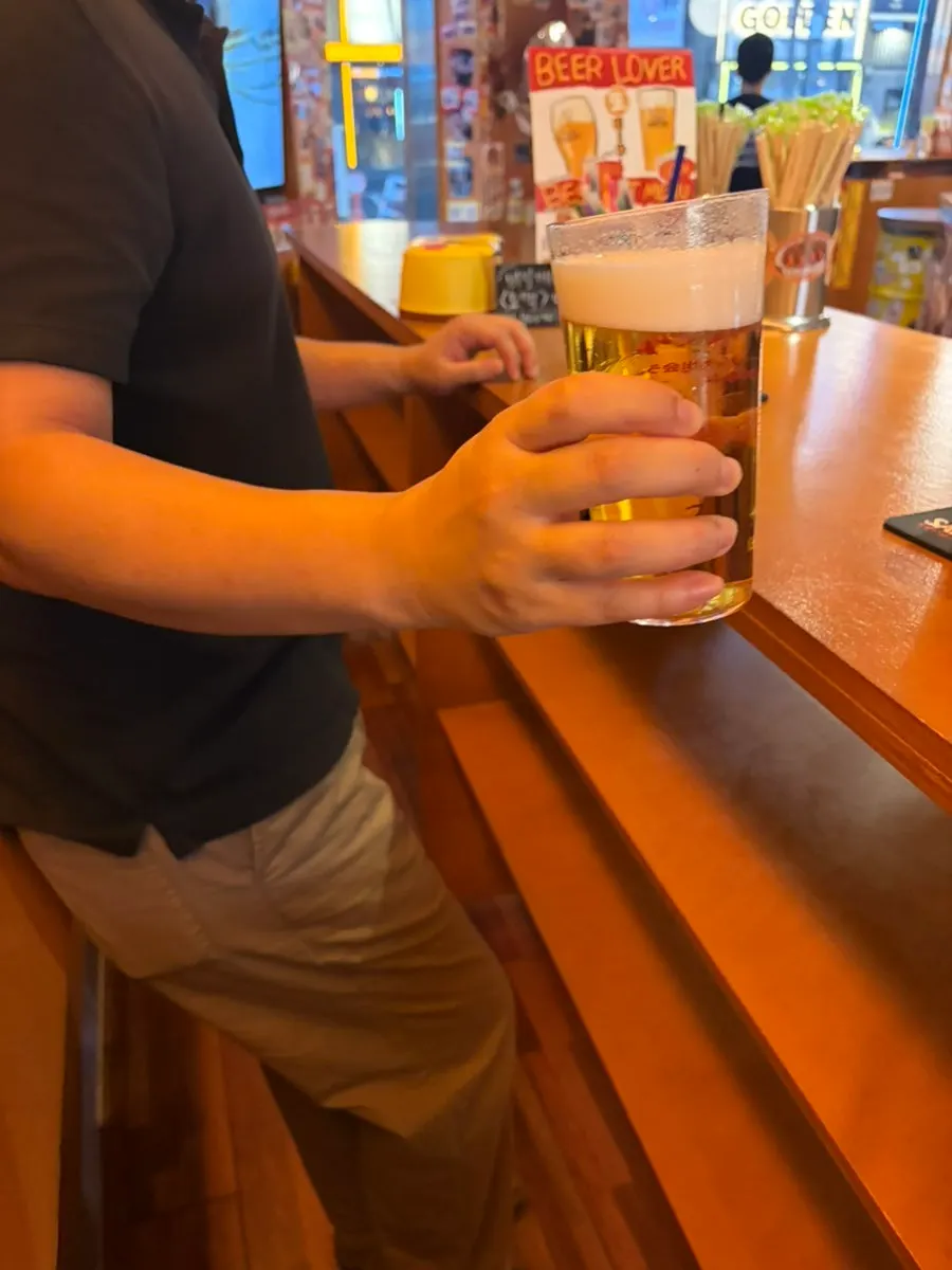 Standing-only interior of Ganppa Maekju with no chairs