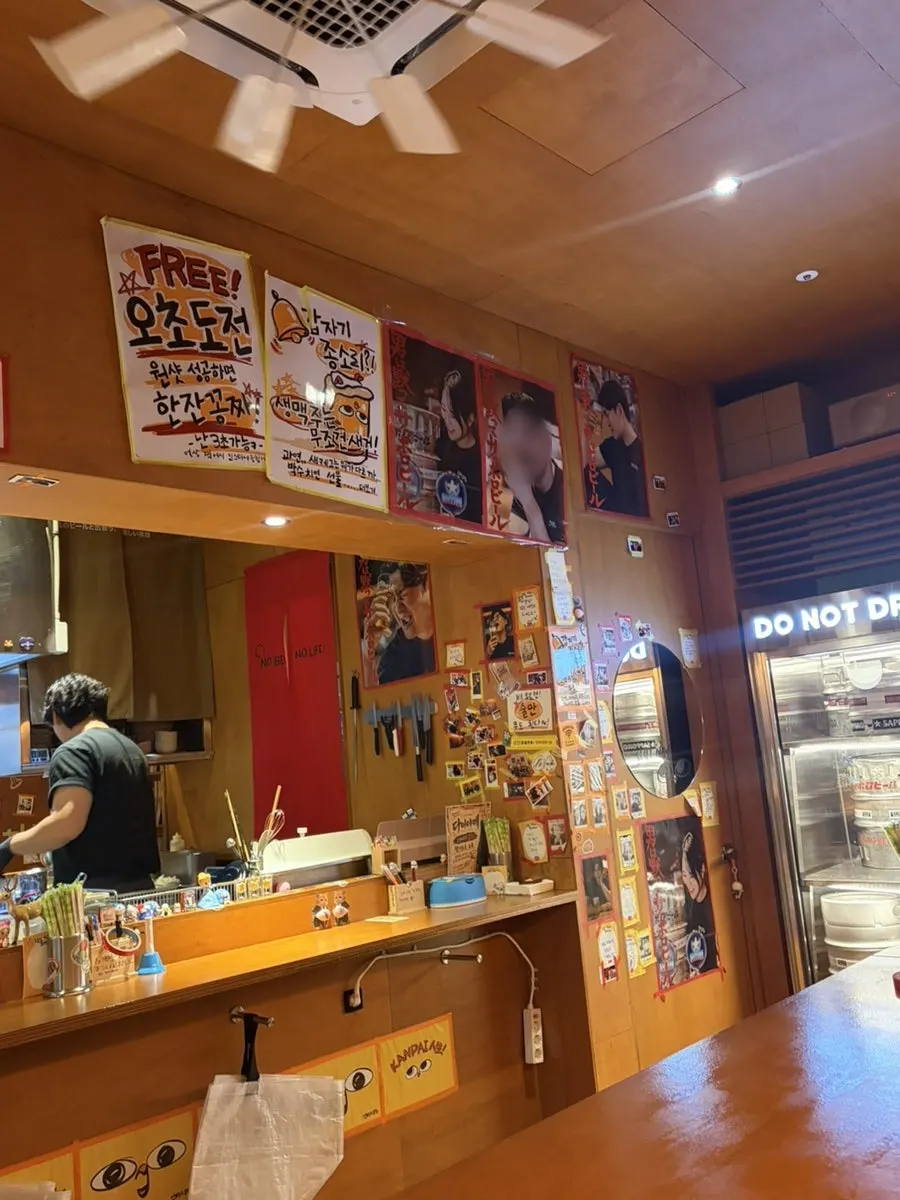 Interior decor with the feel of a Japanese izakaya