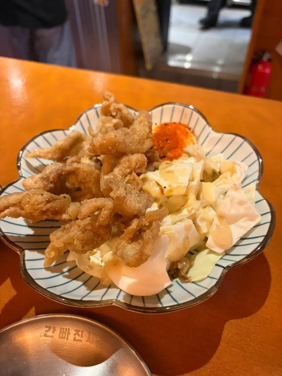 Chicken skin tempura served with mayonnaise sauce and cabbage