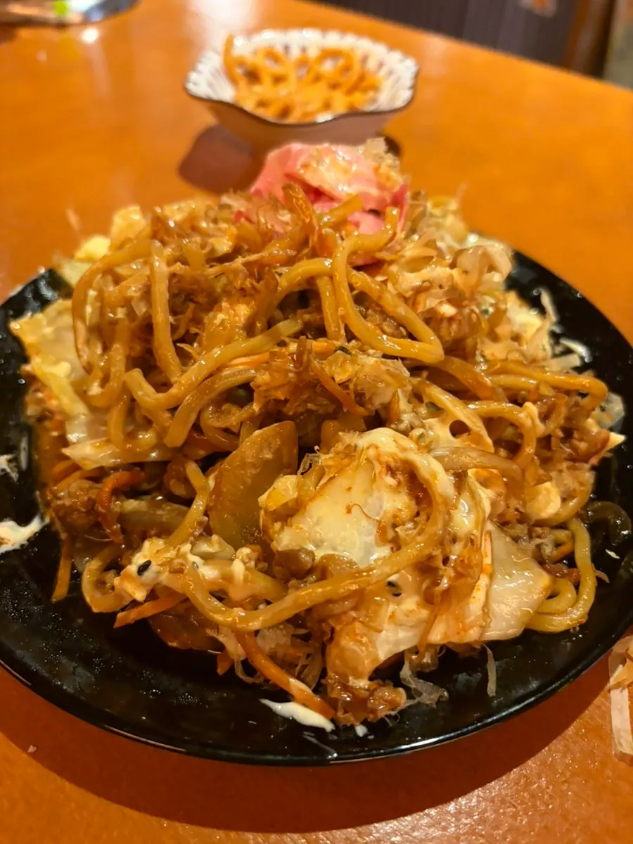 Meat-loaded yakisoba stir-fried on a hot plate