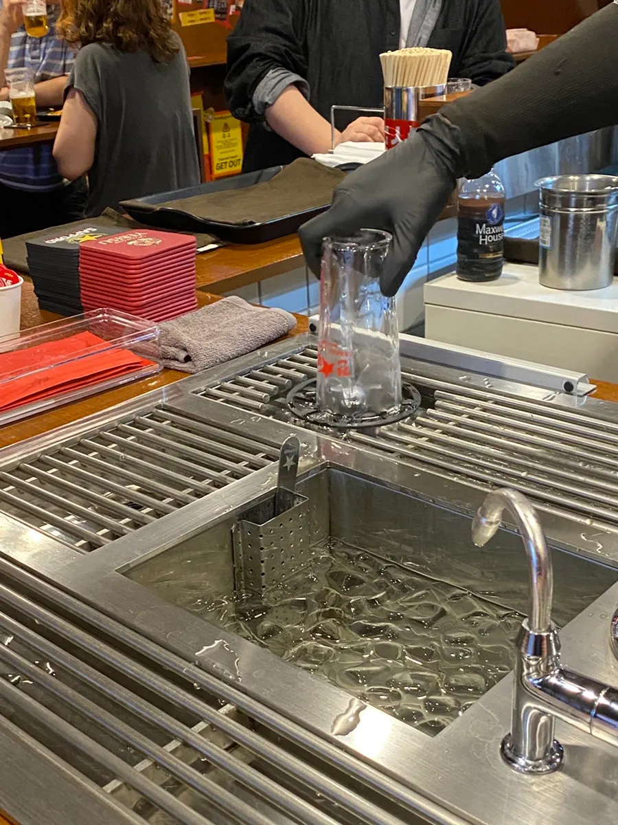Rinsing a beer glass with water pressure