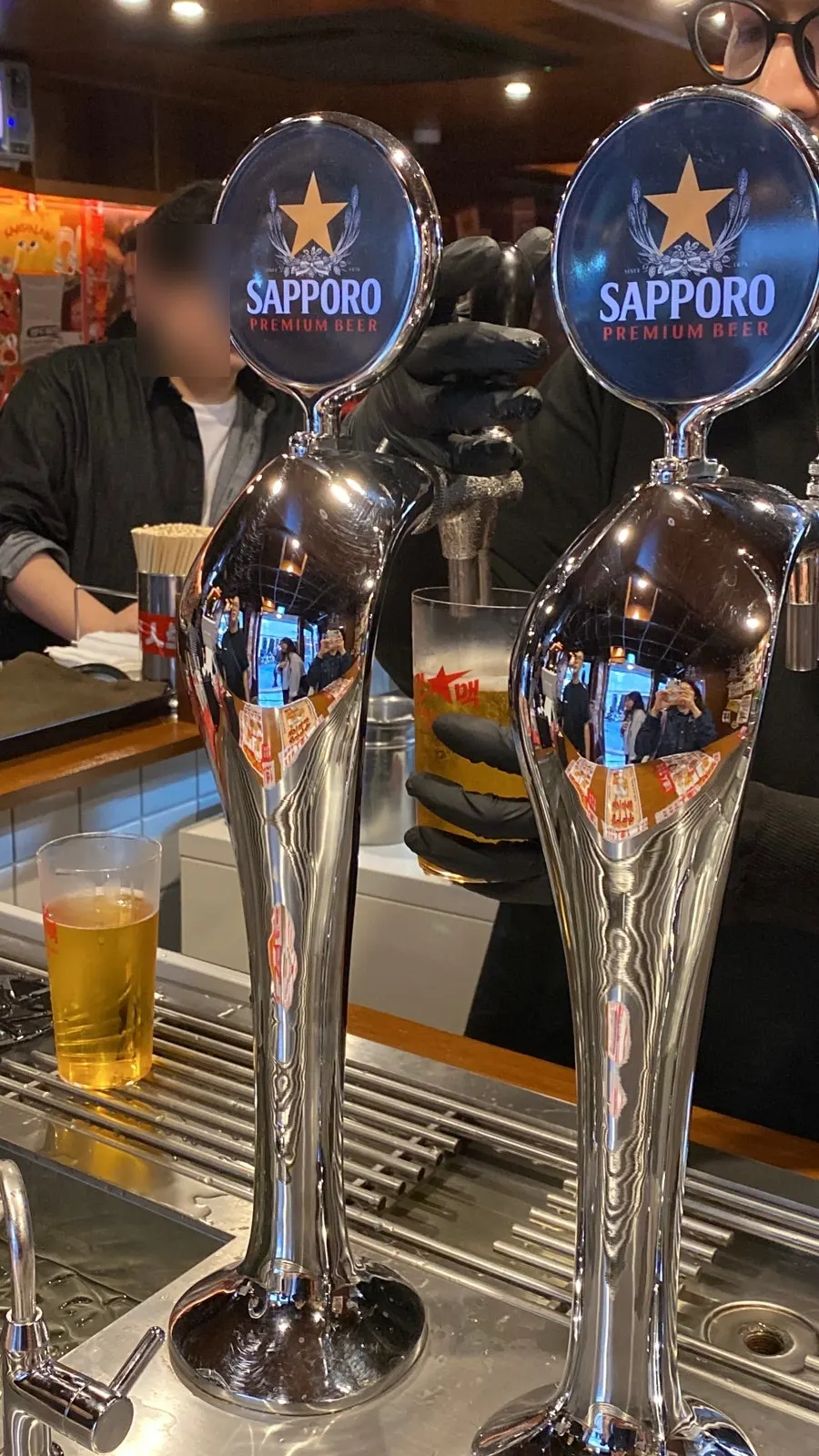 Pouring beer and foam at a 7:3 ratio