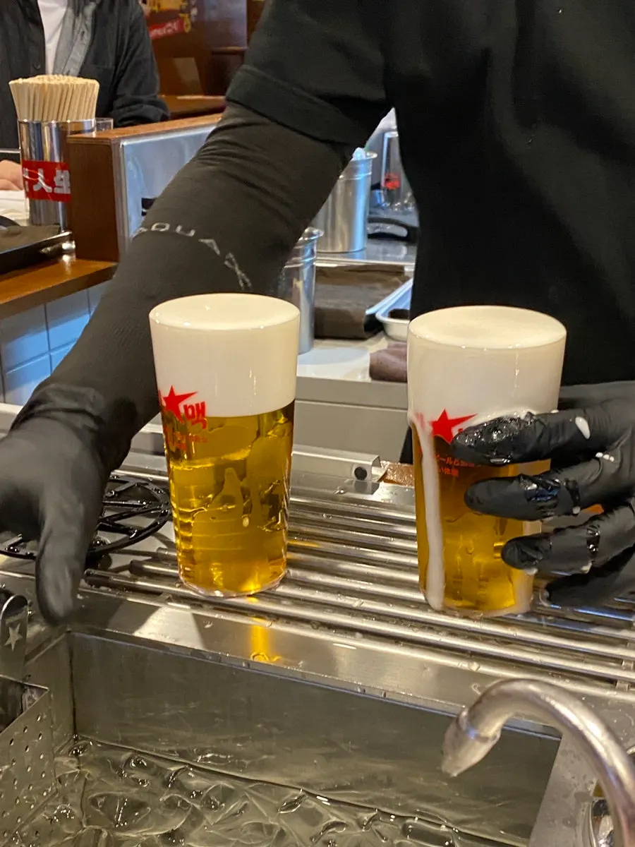 Sweeping off overflowing foam from a draft glass