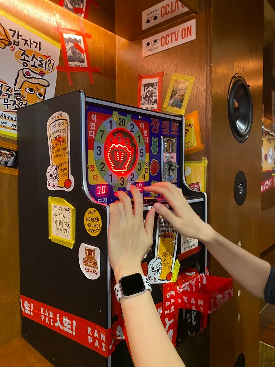 Screen of the rock-paper-scissors game machine