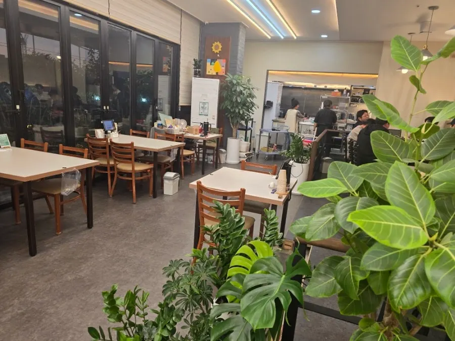 얼큰한 국물이 밴 우동면 건져 올린 모습