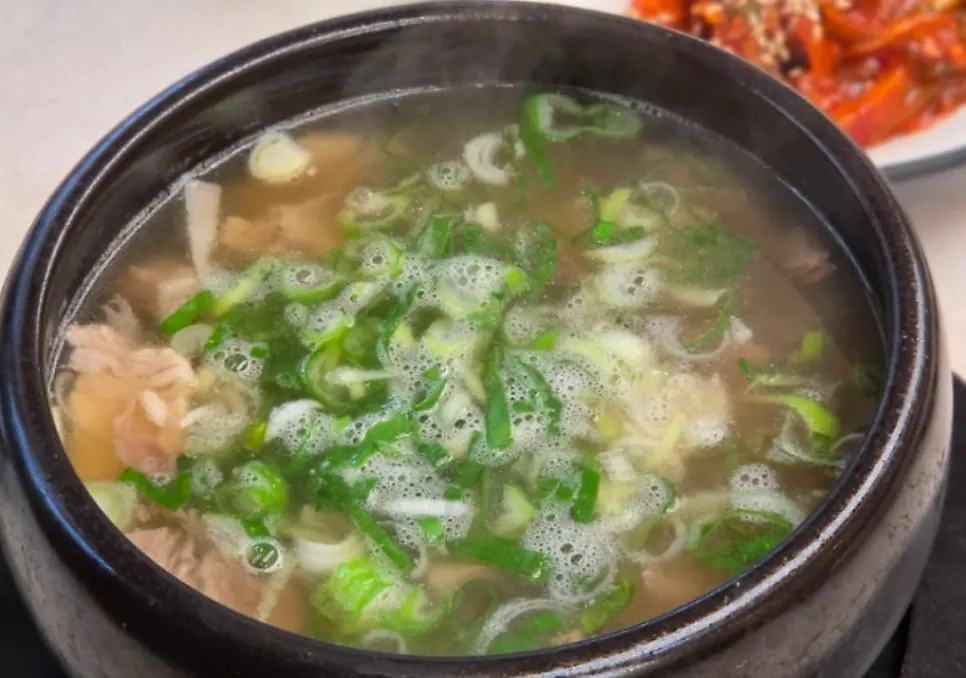 뚝배기에 담겨 나온 국담순대국 본점 순대국