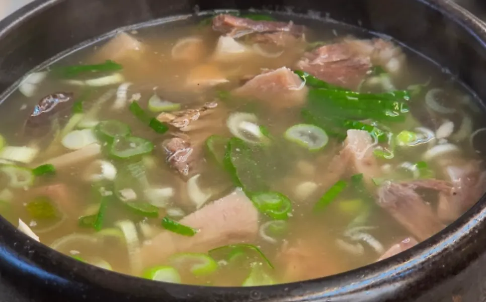 곱창전골과 순대국을 함께 차린 식탁