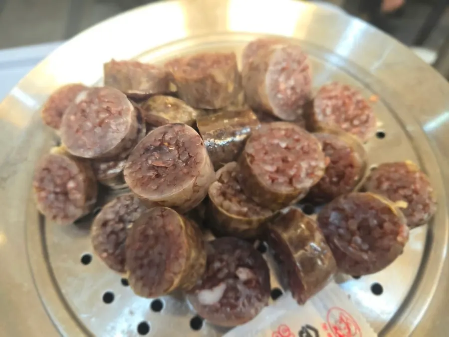 따뜻하게 나온 순대 한 접시