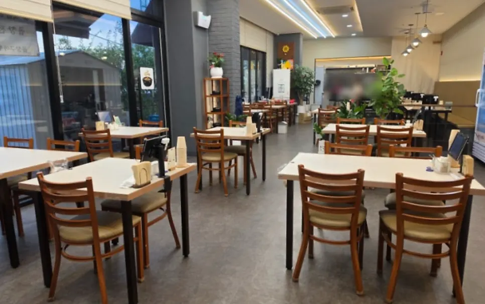 순대와 새우젓, 소금을 곁들인 상차림