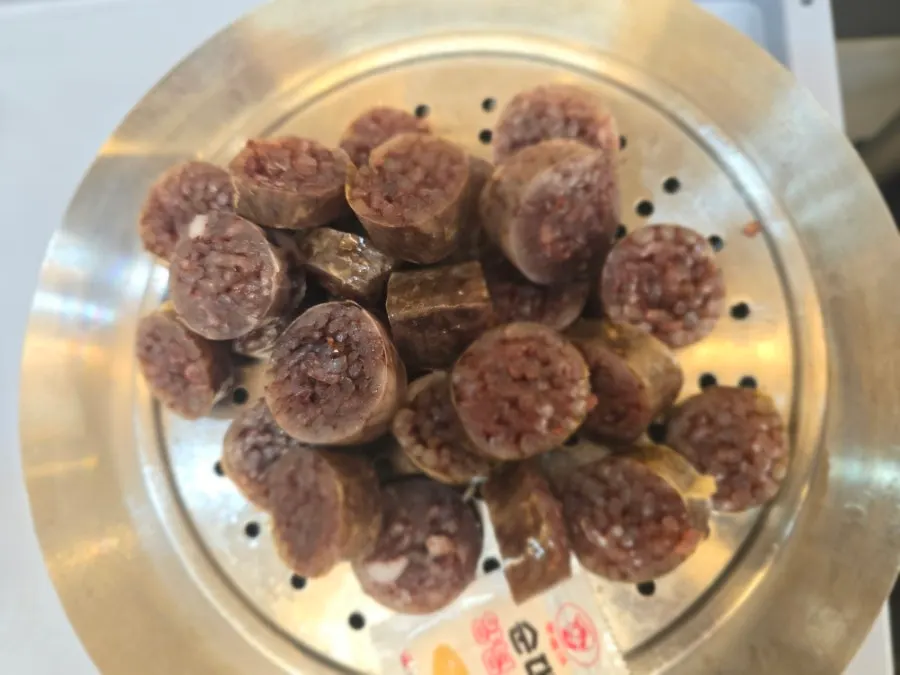 한우 곱창전골 곱창을 집어 올린 모습