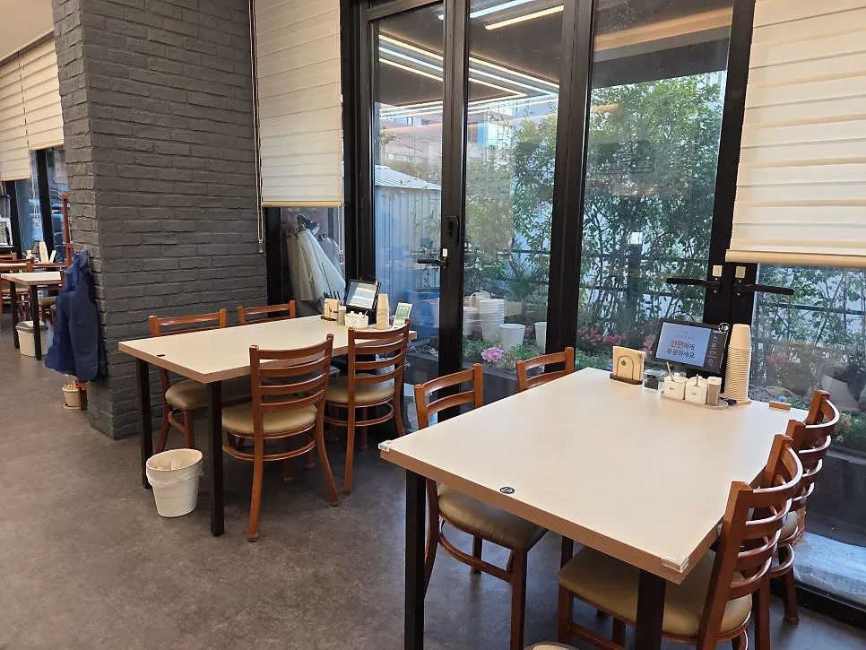 Open seating area in the Gukdam Sundaeguk dining hall