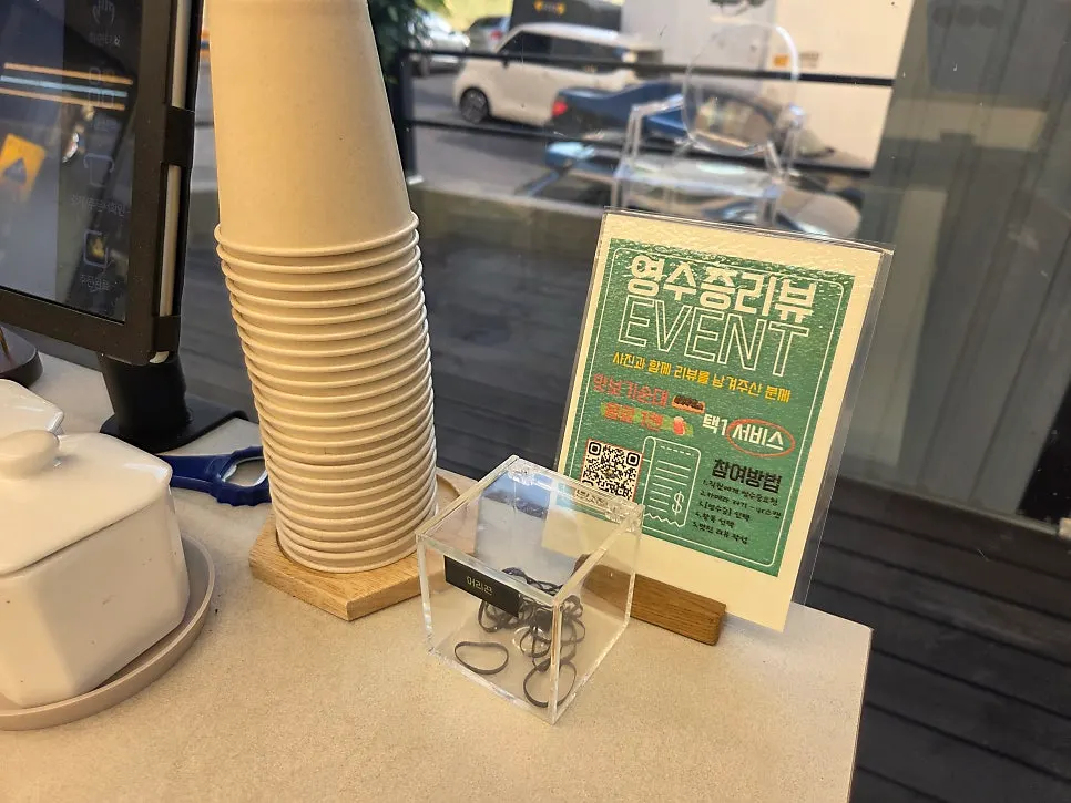 Full view of seating inside Gukdam Sundaeguk Main Branch