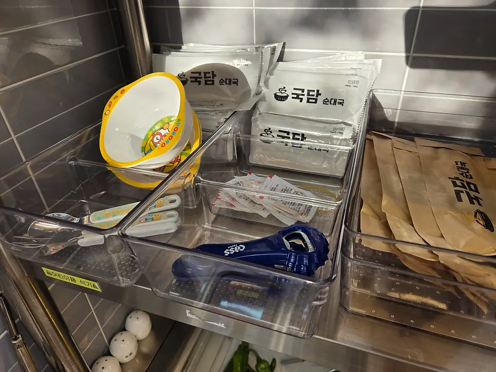Self-serve bar corner with baby dishware and wet wipes