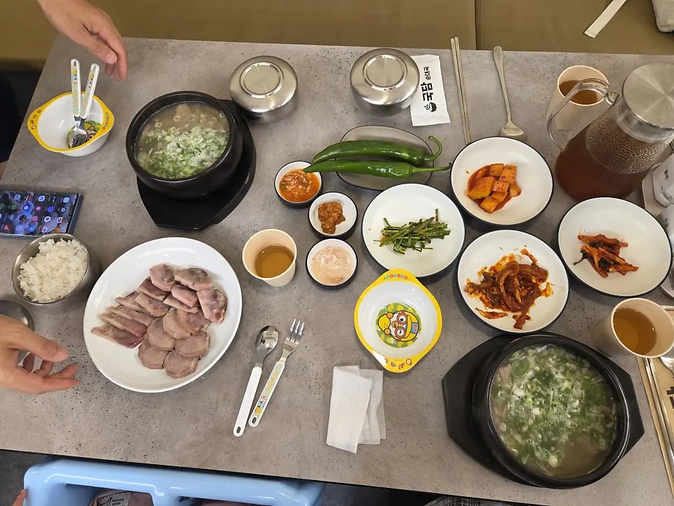 Table set with the ordered main dishes