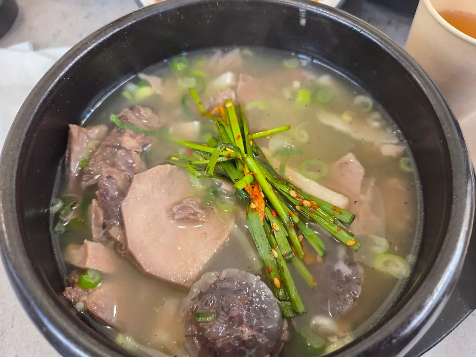 Plain sundaeguk broth topped with only chives