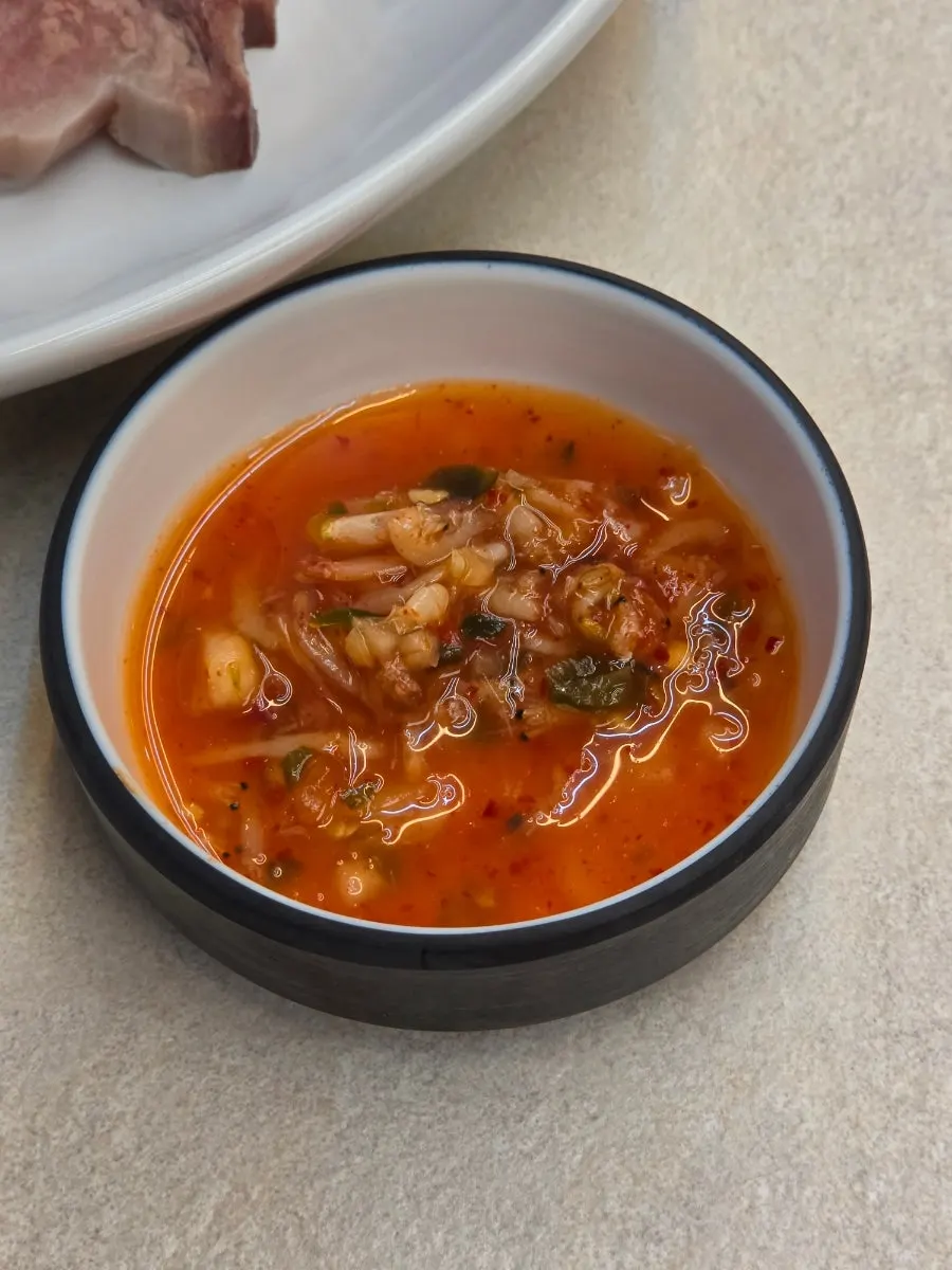 수육과 함께 나온 직접 만든 새우젓