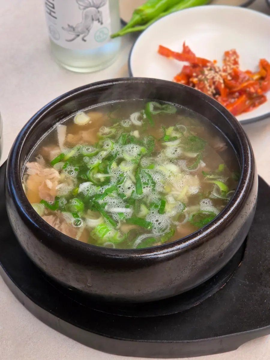 뚝배기에 팔팔 끓여 나온 순대국밥