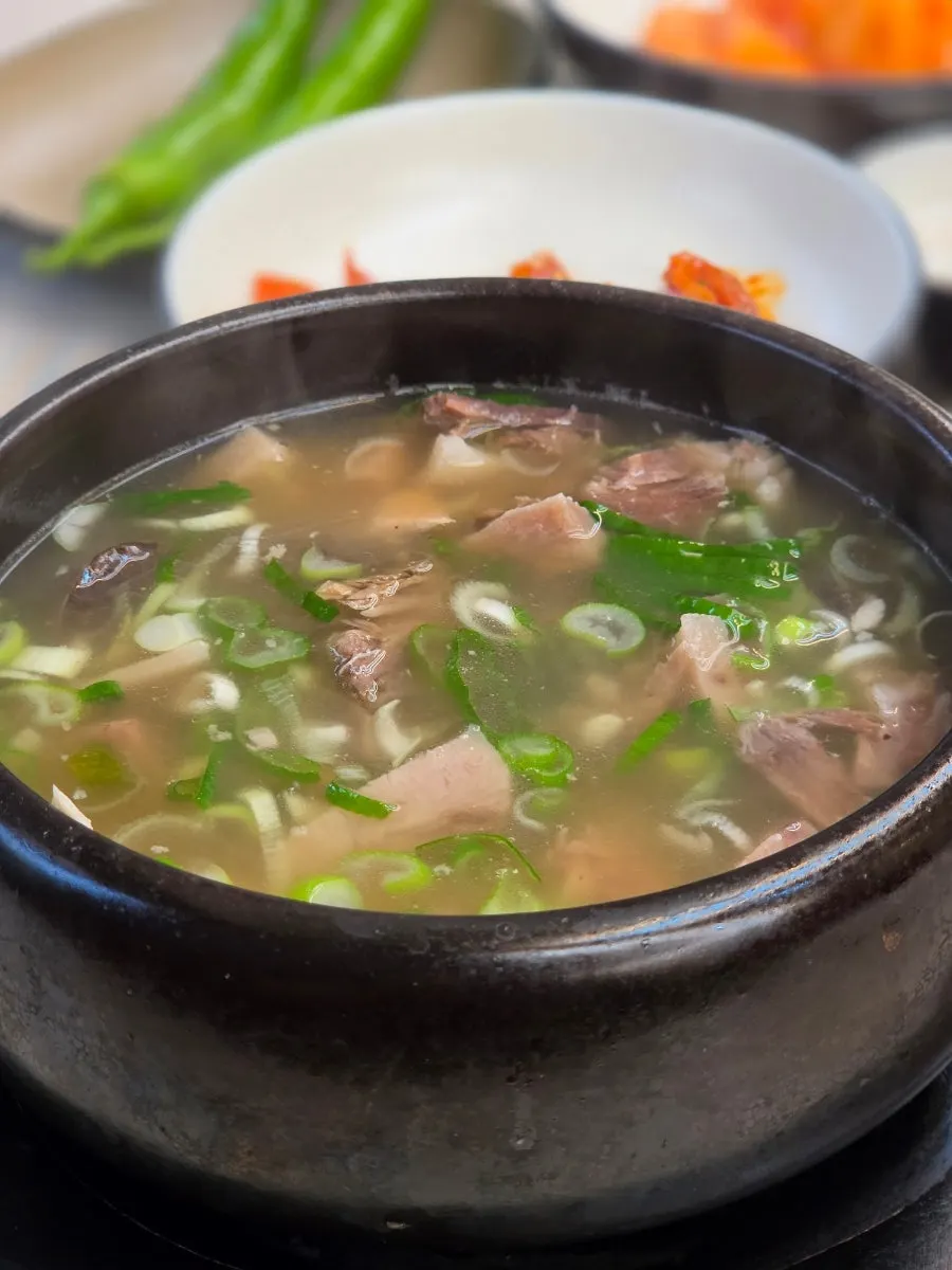 맑은 국물의 순대국밥 국물 한 숟가락