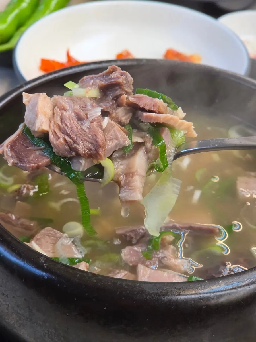 순대와 머리고기가 가득한 순대국밥 속 건더기