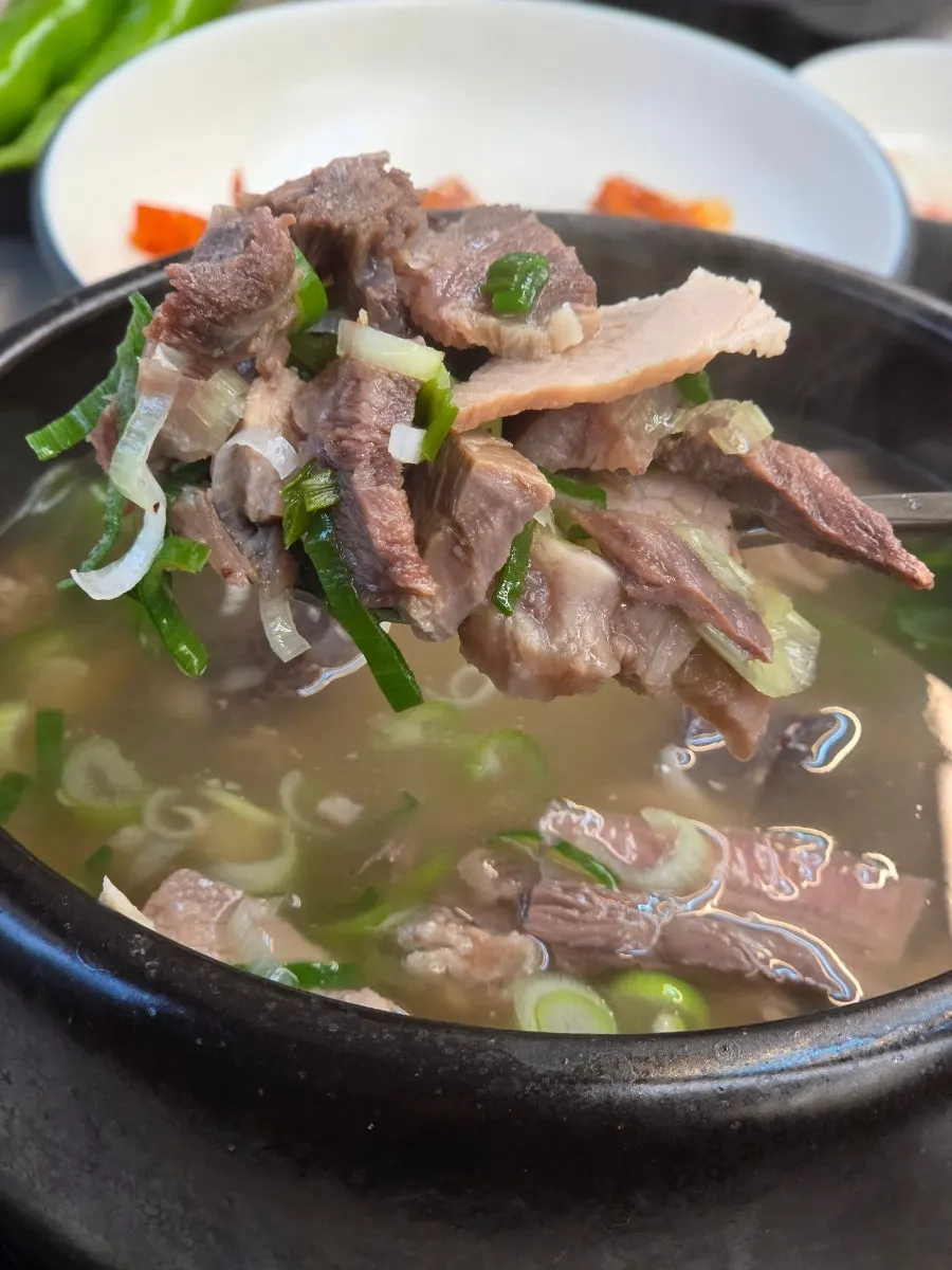 깍두기와 함께 차려진 국담순대국 본점 한 상