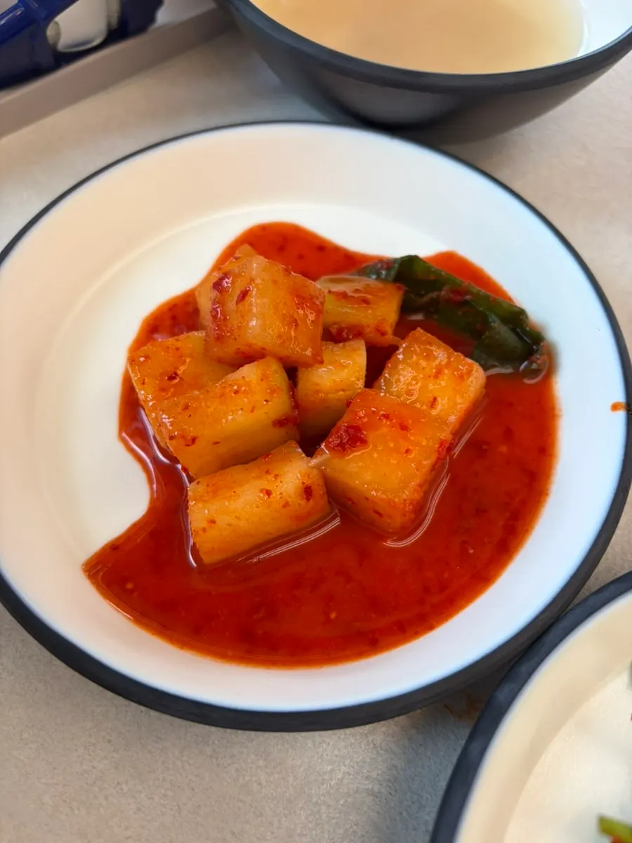 고체연료 워머 위의 찰순대 접시