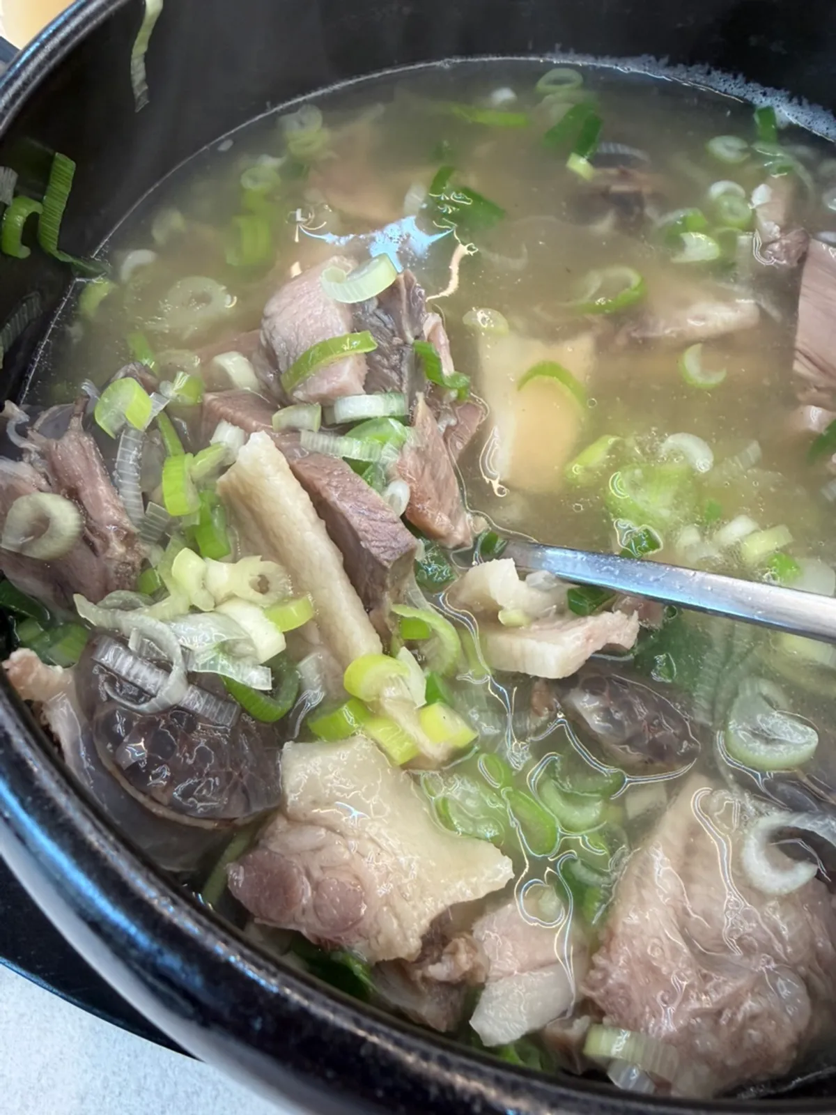 큰 뚝배기에 담긴 순대국 특