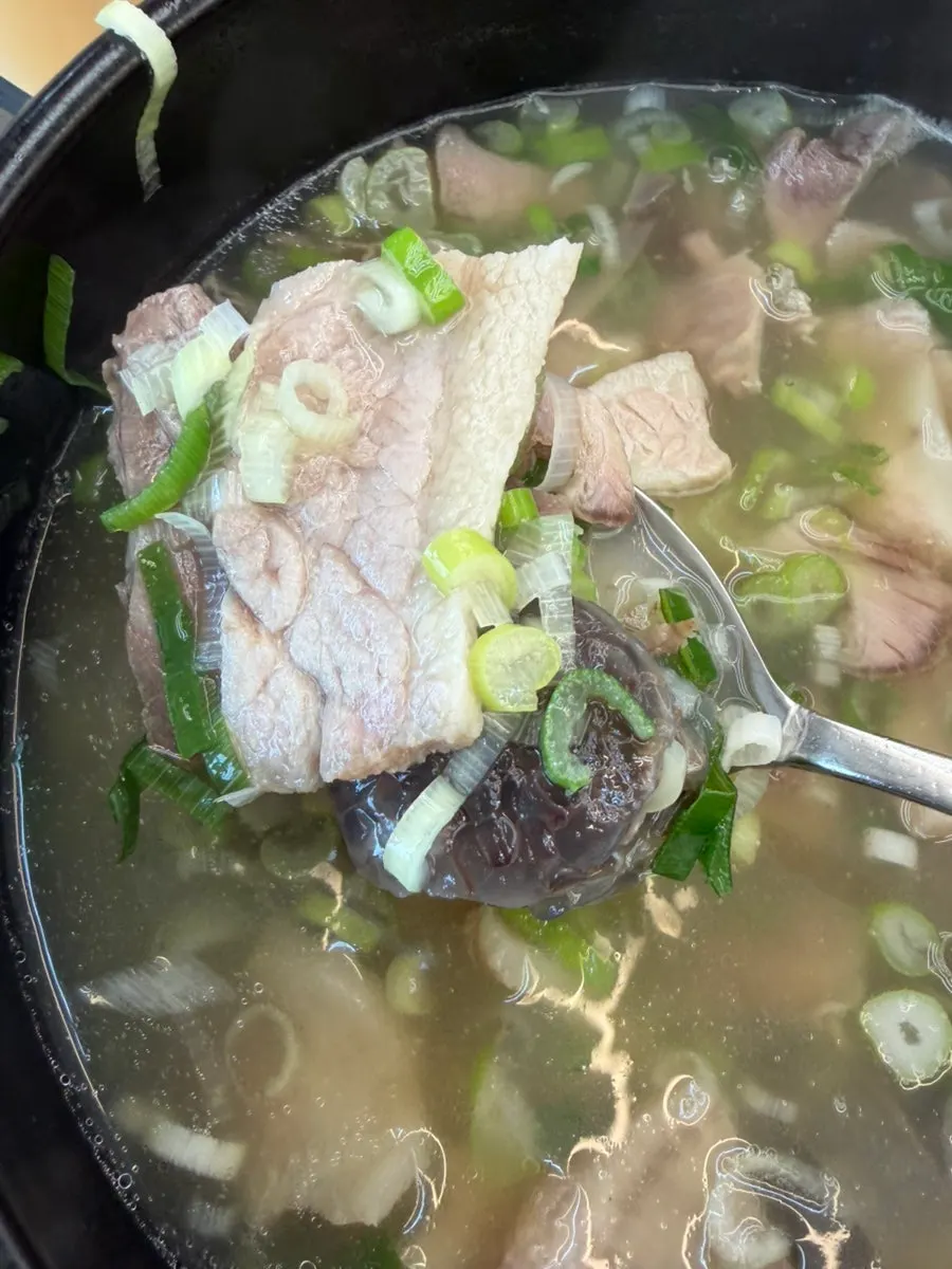 맑은 국물의 순대국과 고기 건더기