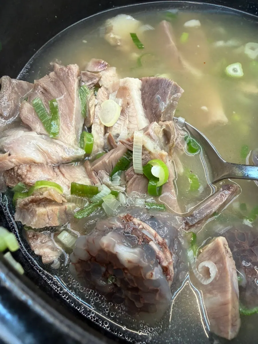 다대기를 푼 빨간 국물의 순대국