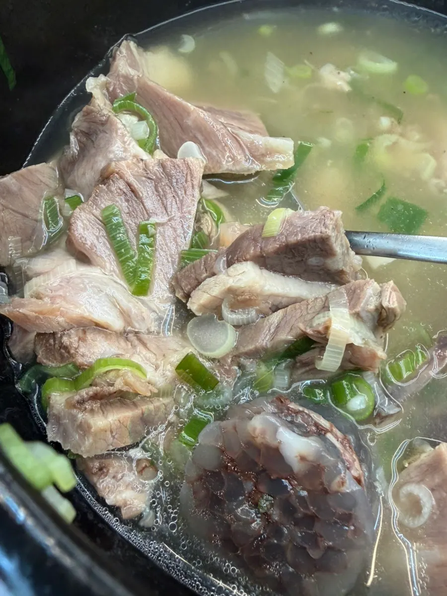 얼큰하게 변한 순대국 한 숟가락