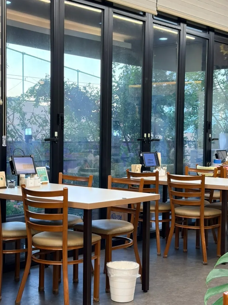Window-side table seating