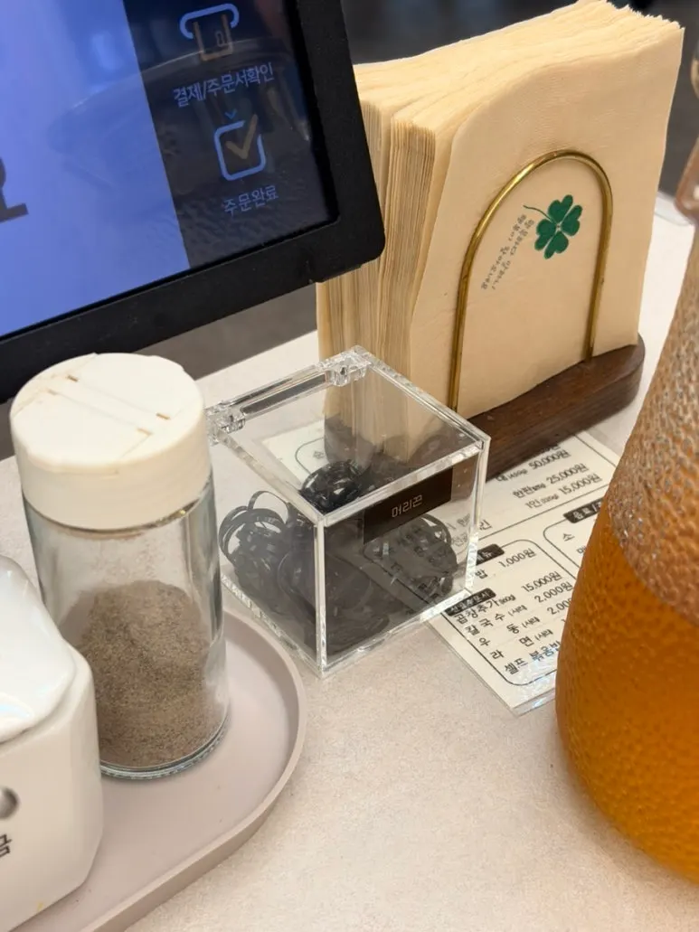 Table seasonings and paper cups