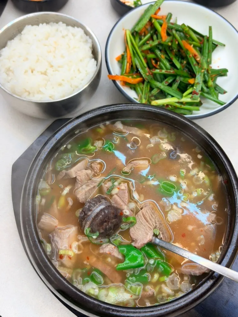 Sundae soup with chives and chili peppers